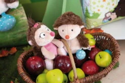 Nici 44054 Igelmädchen Hedda Ca 20cm Plüsch Kuscheltier Schlenker Forest Friends -Spielzeug Discounter 44057 03 Milieu 44058 2048x1365