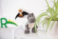 Nici 48807 Dinosaurier Tony-Rex 17cm Stehend Plüsch Kuscheltier Dino T-Rex GREEN -Spielzeug Discounter 48807 13 Milieu 2048x1373