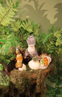 Nici 48811 Dinosaurier Fossily 25cm Liegend Plüsch Kuscheltier Dino GREEN -Spielzeug Discounter 48808 14 48813 48811 48803 Milieu 1307x2048