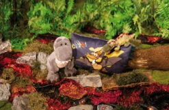 Nici 48816 Dinosaurier Tony-Rex 45cm Stehend Plüsch Kuscheltier Dino T-Rex GREEN -Spielzeug Discounter 48810 13 48819 Milieu 2048x1331 3