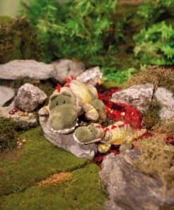 Nici 48811 Dinosaurier Fossily 25cm Liegend Plüsch Kuscheltier Dino GREEN -Spielzeug Discounter 48811 12 48814 Milieu 1697x2048